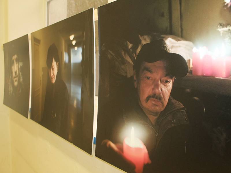Do konce února trvá v prostorách Potravinové banky v Ledči nad Sázavou výstava předního českého fotografa Jindřicha Štreita. Ten na svých třiceti velkoplošných dokumentárních fotografiích nabízí netradiční pohledy do soukromí a života lidí bez domova.