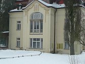 Na okraji Krucemburku je u silnice na Hlubokou zcela nepřehlédnutelná Bílá vila rodiny Binkovy. 