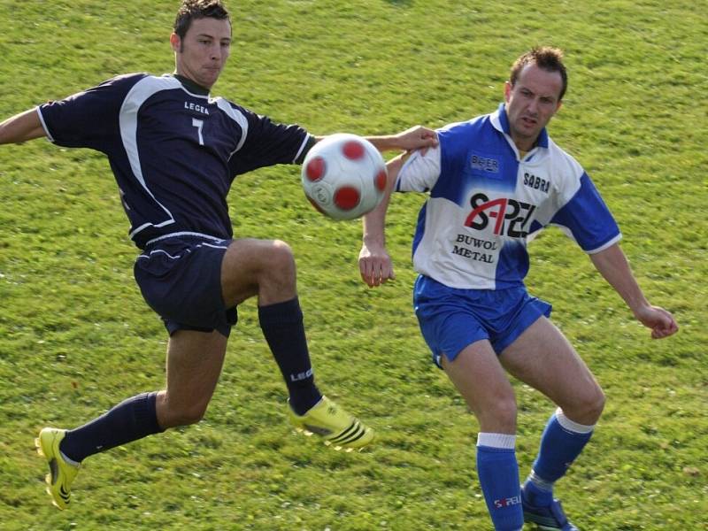 Dlouhá Ves (v tmavomodrém Jan Kaplan) remizovala s Janovicemi 0:0.