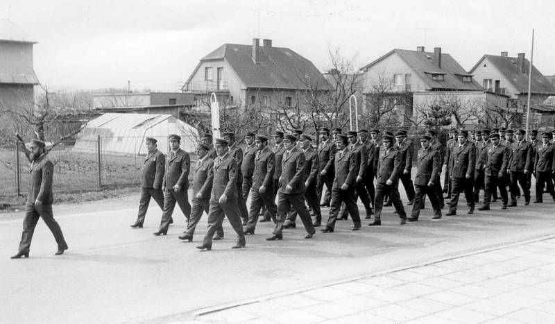 Lidová milice - ozbrojená pěst dělnické třídy mašíruje Družstevní ulicí k tribuně na náměstí - rok 1987