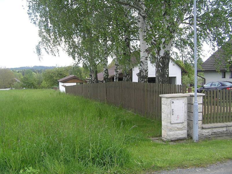 Obyvatelům Dobrnic povede trať málem pod okny.