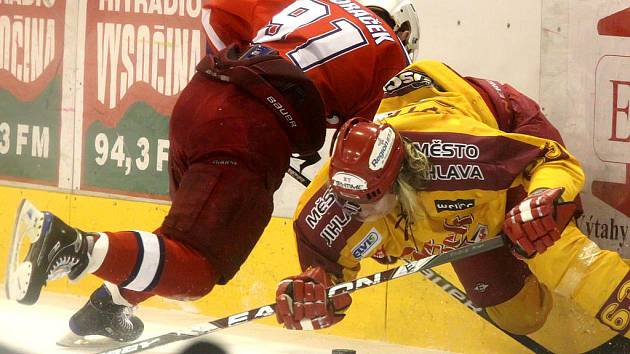 Mnoho osobních soubojů, vášní a emocí lze očekávat v prvním zápase předkola play off mezi jihlavskou Duklou a havlíčkobrodskými Rebely.  Ani jeden z rivalů totiž nechce zůstat před branami čtvrtfinále.