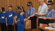 Dětem, které navštěvují kroužek mladých strážníků, předal dekret starosta Jan Tecl.