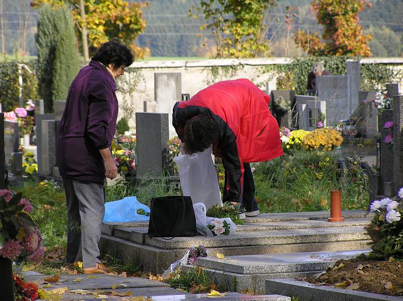 Dušičky přivádějí ke hřbitovům nejen pozůstalé, ale i zloděje, Kontroly strážníků jsou proto častější.