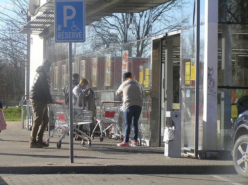 Zákazníci obchodů v Havlíčkově Brodě si stěžují na nová vládní opatření.