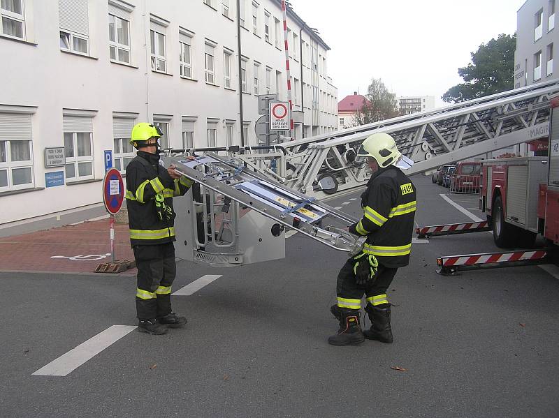 Cvičná evakuace pacientů z hořícího oddělení brodské nemocnice.