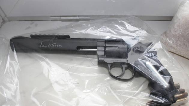 V autě zadrženého muže našli spolu s drogami policisté airsoftový revolver. 