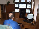 Na strážnici havlíčkobrodské městské policie je obsluha u monitorů prakticky čtyřiadvacet hodin denně. Výhled, v němž se děje něco podezřelého, si strážník zvětší na hlavní monitor uprostřed, a kameru  pak ovládá joystickem.