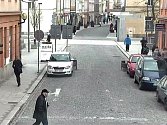 Při hledání vraha z prodejny elektronických cigaret policie využila i záběrů z kamer na ulicích. Podezřelý muž přechází na spodním okraji snímku Benešovu ulici v Jihlavě.