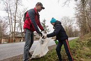 Sběr odpadků kolem silnice mezi Petrkovem a Svatým Křížem na Havlíčkobrodsku v rámci akce Čistá Vysočina 2021.