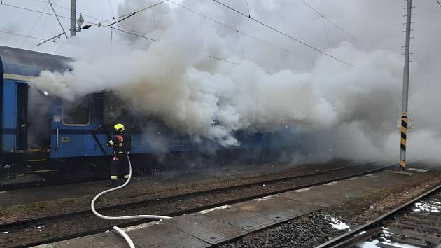 Požár vagónu odstaveného osobního vlaku na nádraží v Havlíčkově Brodě.