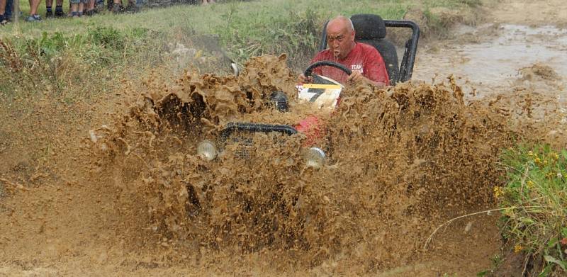 Stovky lidí se přišlo v sobotu po obědě podívat na již devátý ročník přehlídky malotraktorů domácí výroby ve Vilémově na Havlíčkobrodsku. 