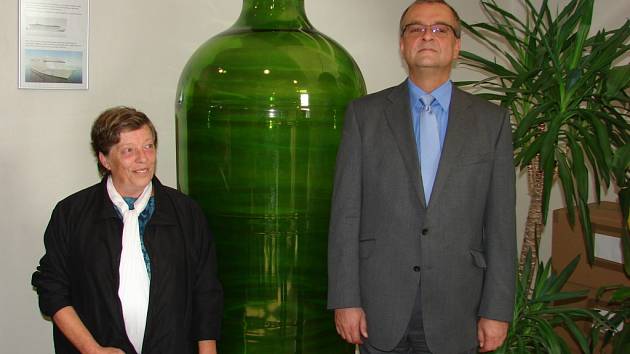 Místostarostka Světlé Lenka Arnotová a ministr financí Miroslav Kalousek u největší lahve ve sklárnách Bohemia Machine.