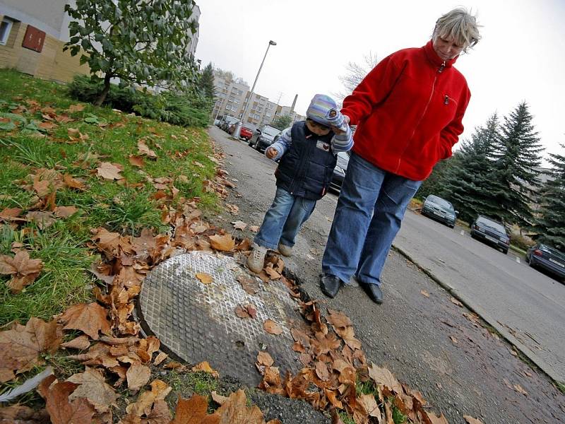 Revizní šachta na sídlišti V Rámech naproti městskému úřadu dělá vrásky na čele místním obyvatelům. Zdá se však, že se o věc nikdo nezajímá. 