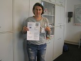 To je rozdíl. Velký covid pas který dostanou lidé v očkovacím centru je nepraktický. Dagmar Bačkovská se rozhodla potřebným pomoci a vyrábí pro potřebné zmenšenou verzi zdarma.