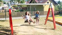 Děti z mateřské školy mají k dispozici pěkně vybavené hřiště.