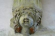 Hlava víly Flory s listovím tvoří sochařskou výzdobu konzoly podpírající klenbu v kapli sv. Josefa na hradě Lipnici.