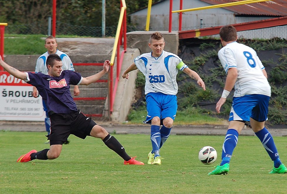 Přesilovku nedokázali proti rezervě Pelhřimovu, která k zápasu přijela pouze v deseti hráčích využít fotbalisté Pohledu (v bílém). Utkání skončilo nerozhodně 2:2.