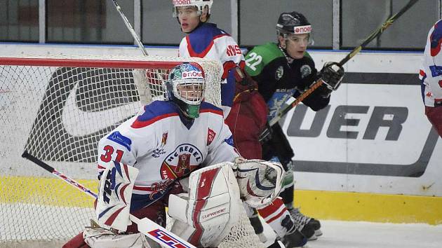 Dlouhou sérii neúspěšných zápasů mají za sebou hokejoví junioři HC Rebel. Těm se ale podařilo zabrat na ledě Chomutova a trenéři doufají, že se blýská na lepší časy. 