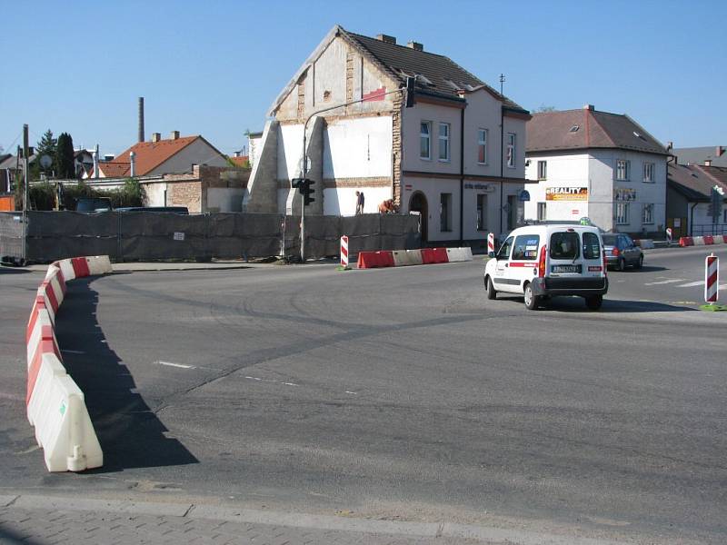 Hlavní světelná křižovatka v Havlíčkově Brodě ve středu ráno.