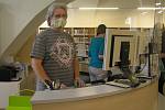 Krajská knihovna v Havlíčkově Brodu se po otevření přibližuje normálnímu provozu. Vrácené výpůjčky ale míří do karantény a čtenáři musejí použít dezinfekci na ruce.