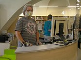Krajská knihovna v Havlíčkově Brodu se po otevření přibližuje normálnímu provozu. Vrácené výpůjčky ale míří do karantény a čtenáři musejí použít dezinfekci na ruce.