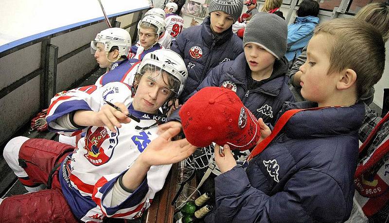 Hokejisté A–týmu HC Rebel Havlíčkův Brod si už po několikáté zahráli proti svým fanouškům, v pátek jim podlehli 20:22. 