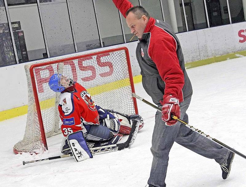 Hokejisté A–týmu HC Rebel Havlíčkův Brod si už po několikáté zahráli proti svým fanouškům, v pátek jim podlehli 20:22. 