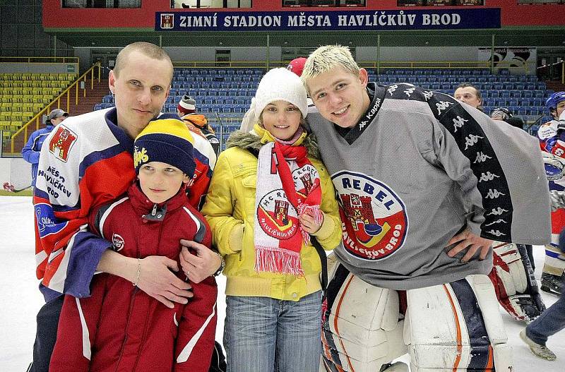 Hokejisté A–týmu HC Rebel Havlíčkův Brod si už po několikáté zahráli proti svým fanouškům, v pátek jim podlehli 20:22. 