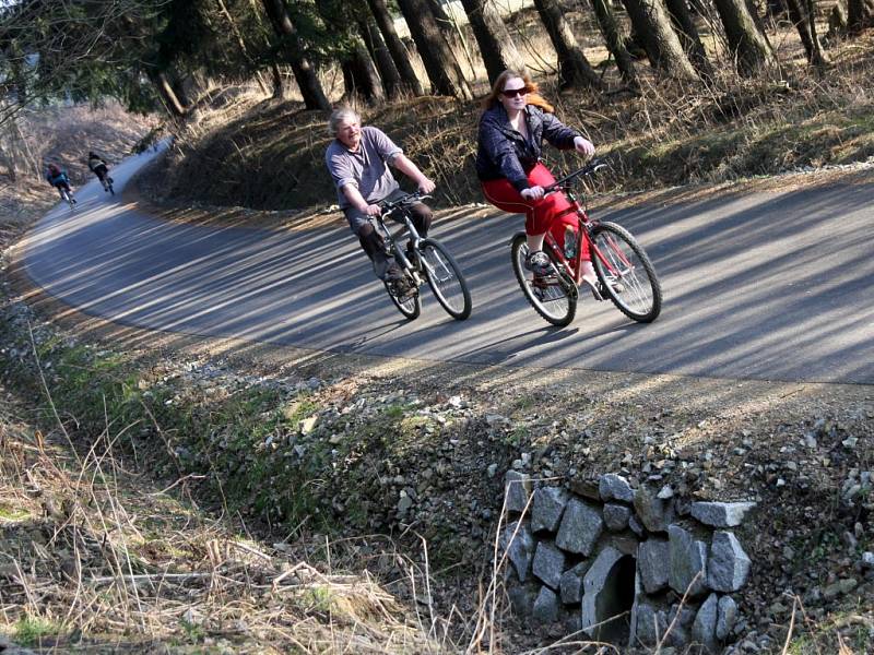 Čilý ruch v tomto týdnu zavládl na nové cyklostezce mezi Přibyslaví a Sázavou.