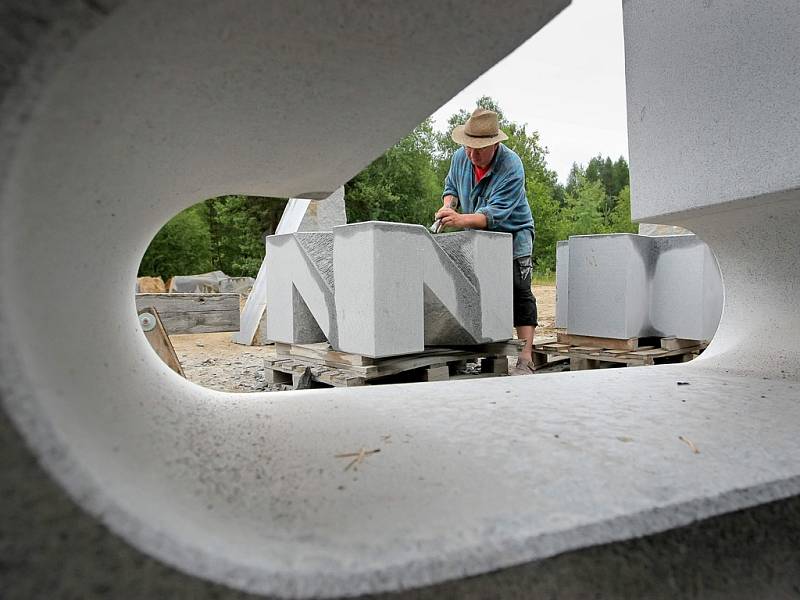 U Lipnice nad Sázavou na Havlíčkobrodsku vzniká další dílo sochaře Radomíra Dvořáka, které bude sloužit jako odpočivadlo.