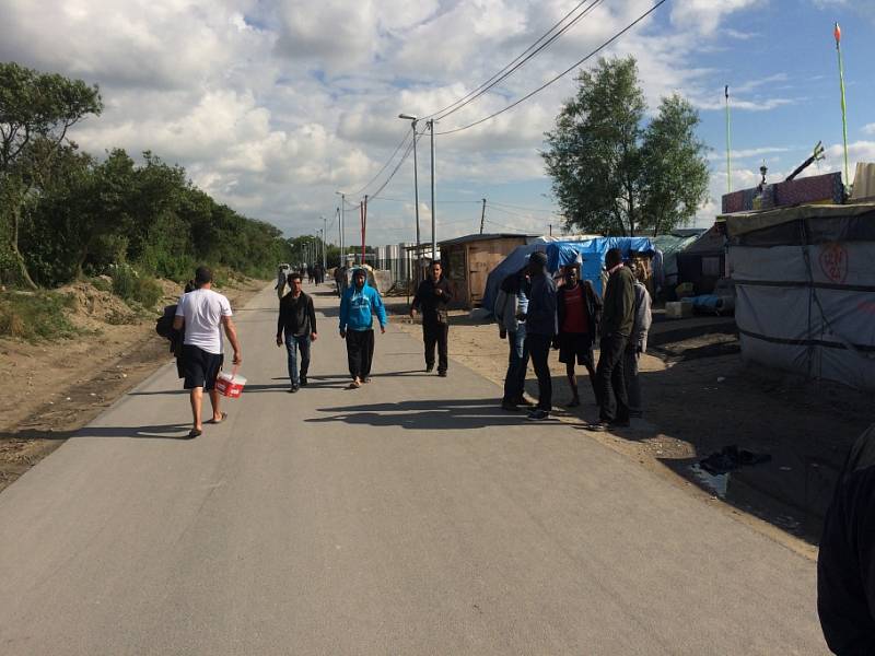 Europoslanec Tomáš Zdechovský navštívil uprchlický tábor ve francouzském Calais. 