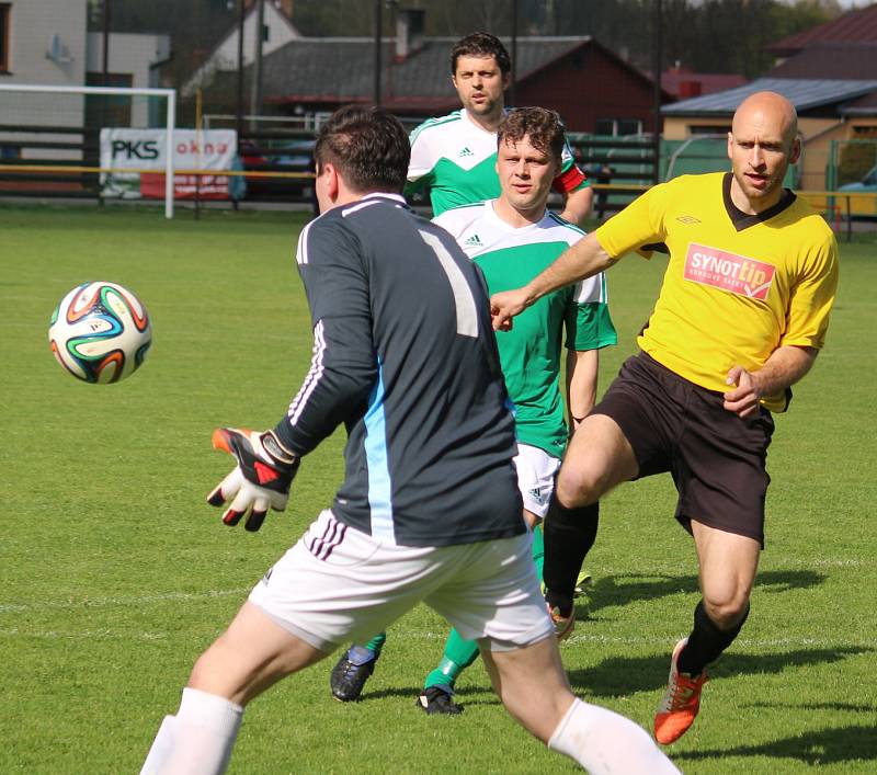 Noví stopeři. Velezkušené ofenzivní stálice Petr Čalkovský a Radek Kolouch (v zeleném zprava) vypomáhali na stoperu.