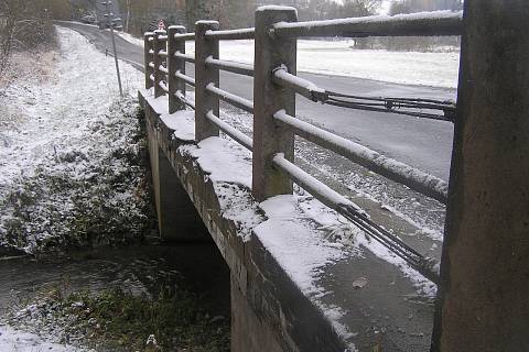Dva mosty u Přibyslavi se rozpadají, silnice není pro chodce bezpečná. Vyřeší to město Přibyslav společně s Krajem Vysočina