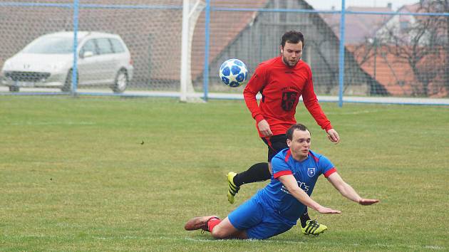 Fotbalisté Koutů (v červeném Michal Nestrojil) začali sezonu dvěma domácími porážkami.