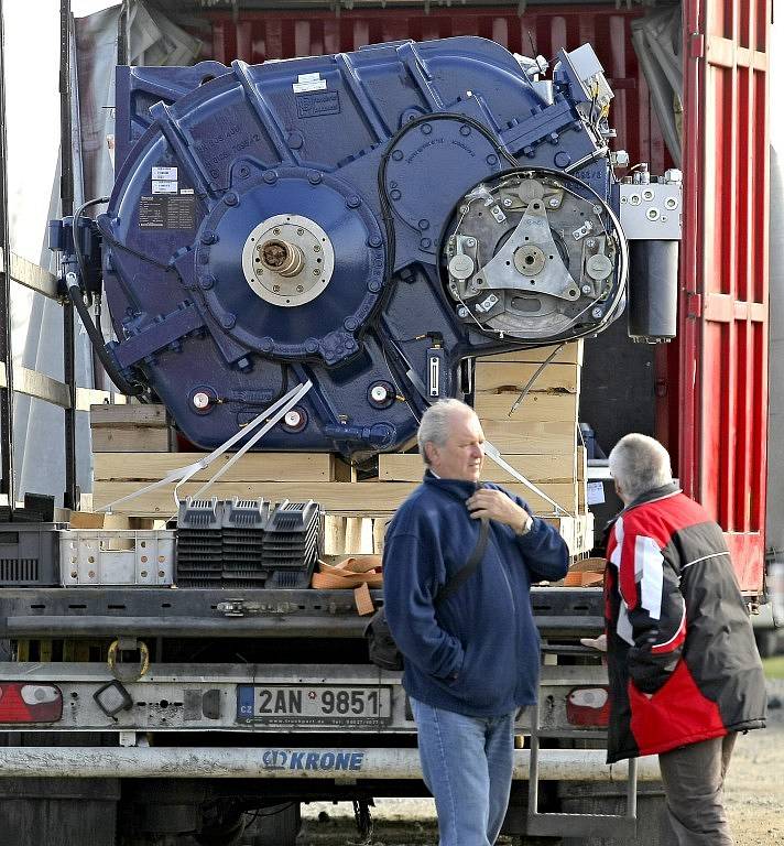 Novou osmnáctitunovou převodovku dostala ve středu sto metrů vysoká větrná elektrárna v Kámeni. Do této výše vyzvedl nové soustrojí nejvyšší autojeřáb v Česku, který měří neuvěřitelných 120 metrů.