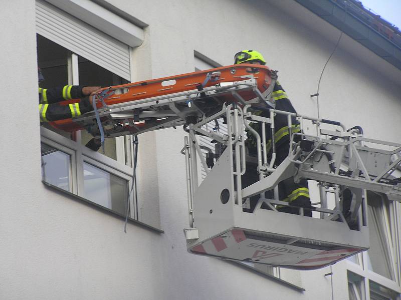 Cvičná evakuace pacientů z hořícího oddělení brodské nemocnice.