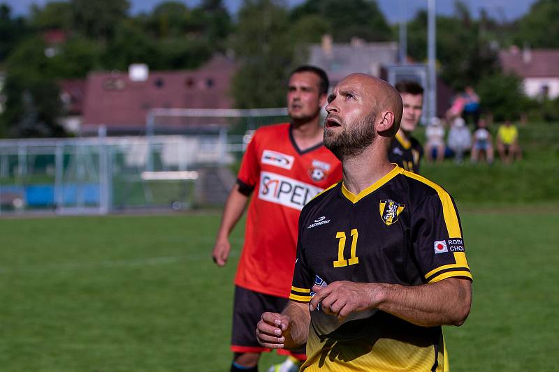 Fotbalisté Chotěboři (ve žlutých dresech) loni neprožili příliš úspěšný podzim. Na jaře to ovšem svým fanouškům vrchovatě vynahradili.