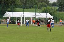 V jarním posledním kole 1. A třídy zdolali fotbalisté Mírovky na svém stadionu hráče Pohledu (v bílém) 1:0 a udrželi se v soutěži. Soupeři navíc překazili postup do krajského přeboru. 