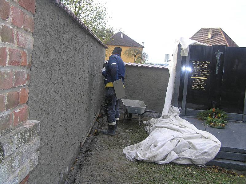 Poslední práce na rekonstrukci zdi hřbitova v Přibyslavi.