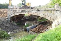 Takto pracoval bagr ve Vilémově, když do zřícení opravovaného mostu zbývaly zhruba tři hodiny. Po pádu zasypaly sutiny šest dělníků, čtyři z nich neštěstí nepřežili.