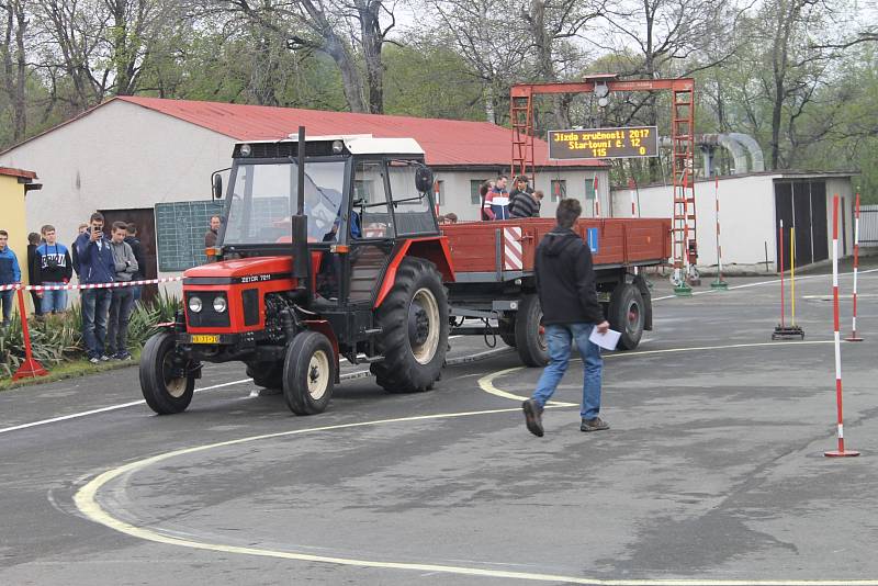 Osm škol z Vysočiny změřilo své řidičské schopnosti při jízdě s traktorem a vlekem. K vidění byla také moderní i historická zemědělská technika.