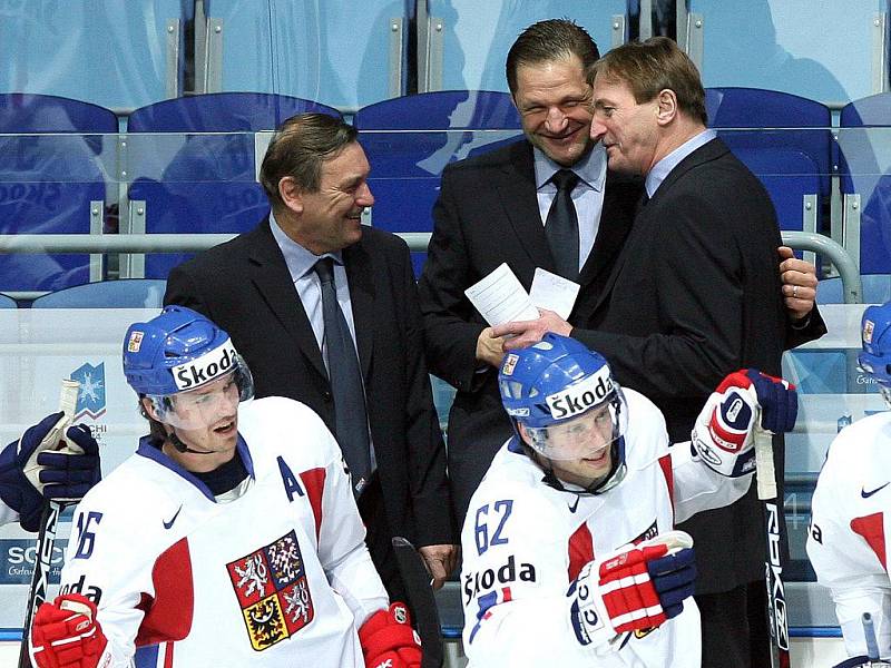 Bývalý vynikající hokejový obránce František Musil (uprostřed vzadu) byl v roce 2006 asistentem u české hokejové reprezentace. V současnosti je skautem týmu NHL Edmonton Oilers. V sobotu se zastavil na Vysočině, aby potěšil svého tchána, Jaroslava Holíka.