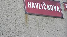 Ulice Havlíčkova, jedna z nejhorších v Brodě, potřebuje opravy jako sůl