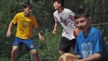 Naházej to do koše. Základní škola Wolkerova hostila benefiční basketbalový zápas. Díky němu Potravinová banka Vysočina, z.s. rozdělí 60 kg potravin. Foto: Potravinová banka Vysočina, z.s.