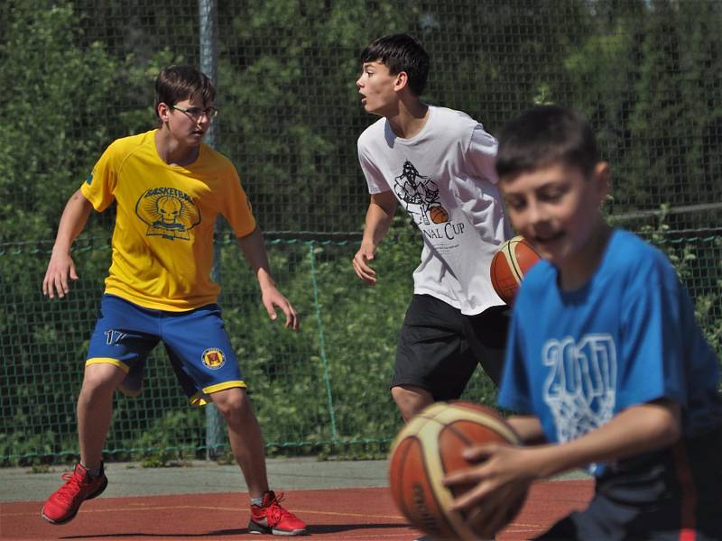 Naházej to do koše. Základní škola Wolkerova hostila benefiční basketbalový zápas. Díky němu Potravinová banka Vysočina, z.s. rozdělí 60 kg potravin. Foto: Potravinová banka Vysočina, z.s.