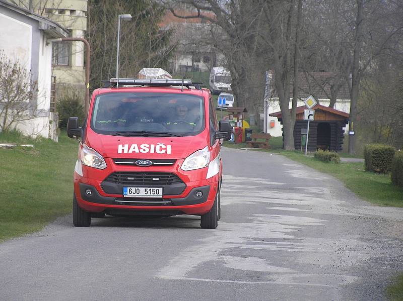 Pět hasičských sborů trénovalo jak dopravit vodu na velkou vzdálenost.