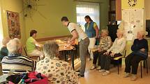 Dopolední akce v domově pro seniory Reynkova pořádaná v rámci projektu Společenská zodpovědnost.