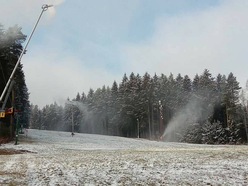 Ve ski areálu Kadlečák u Světlé nad Sázavou se o víkendu zasněžovalo.