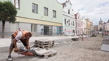 Práce na rekonstrukci Dolní ulice v Havlíčkově Brodě dne 2. července 2020.